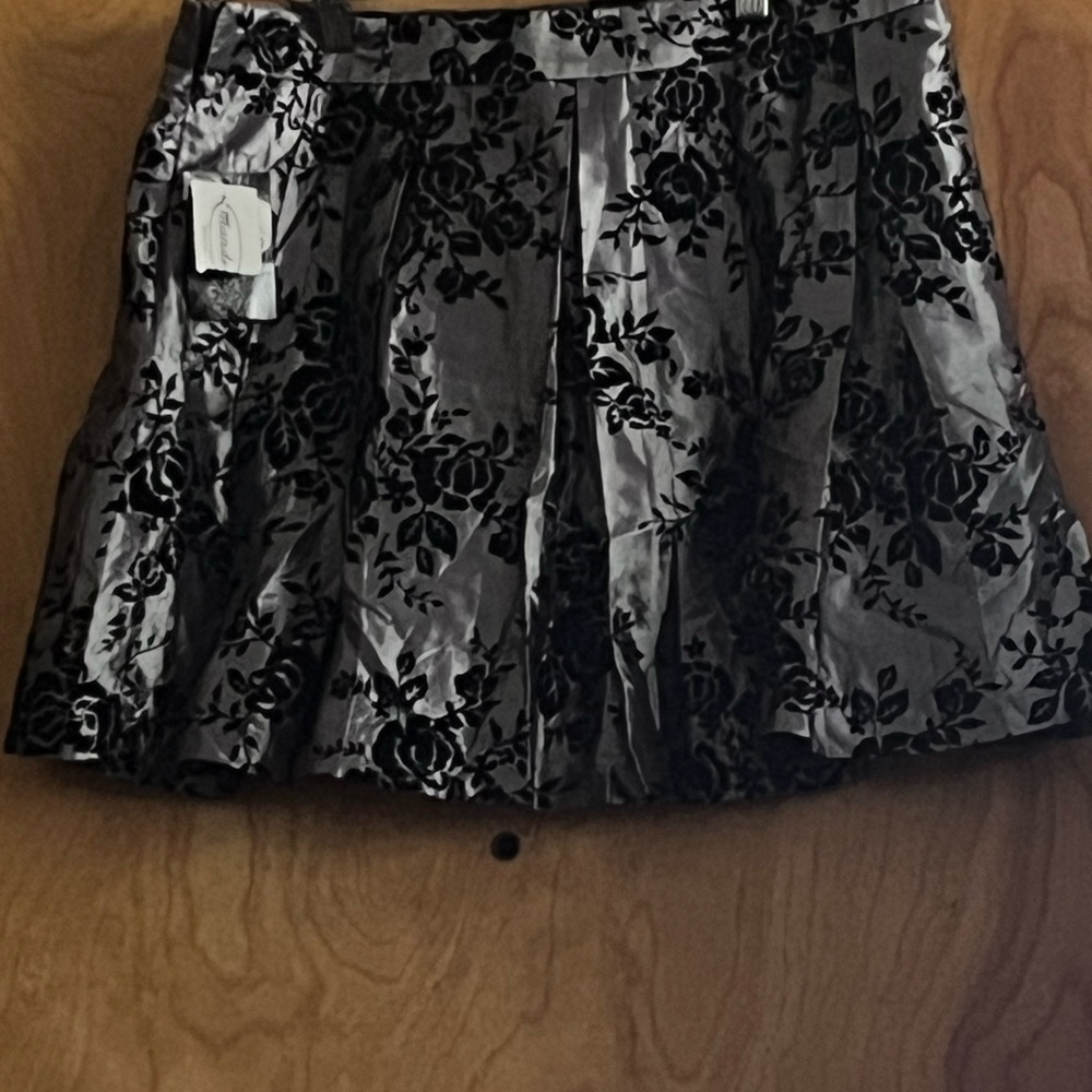 Chic Black and silver mini skirt